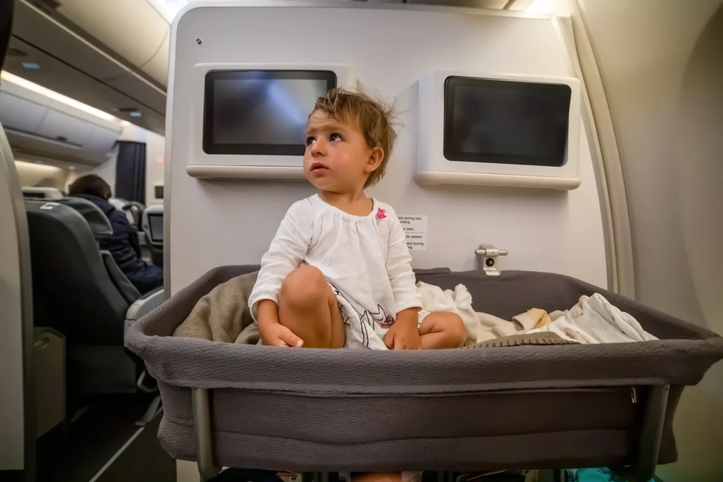 Bebé en una cuna de avión