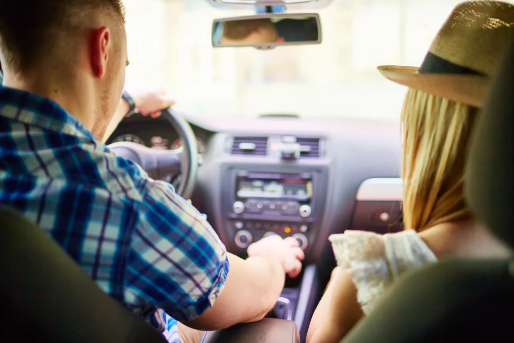 Pareja viajando en coche