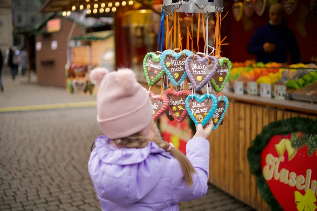 Niña eligiendo artículos de Navidad