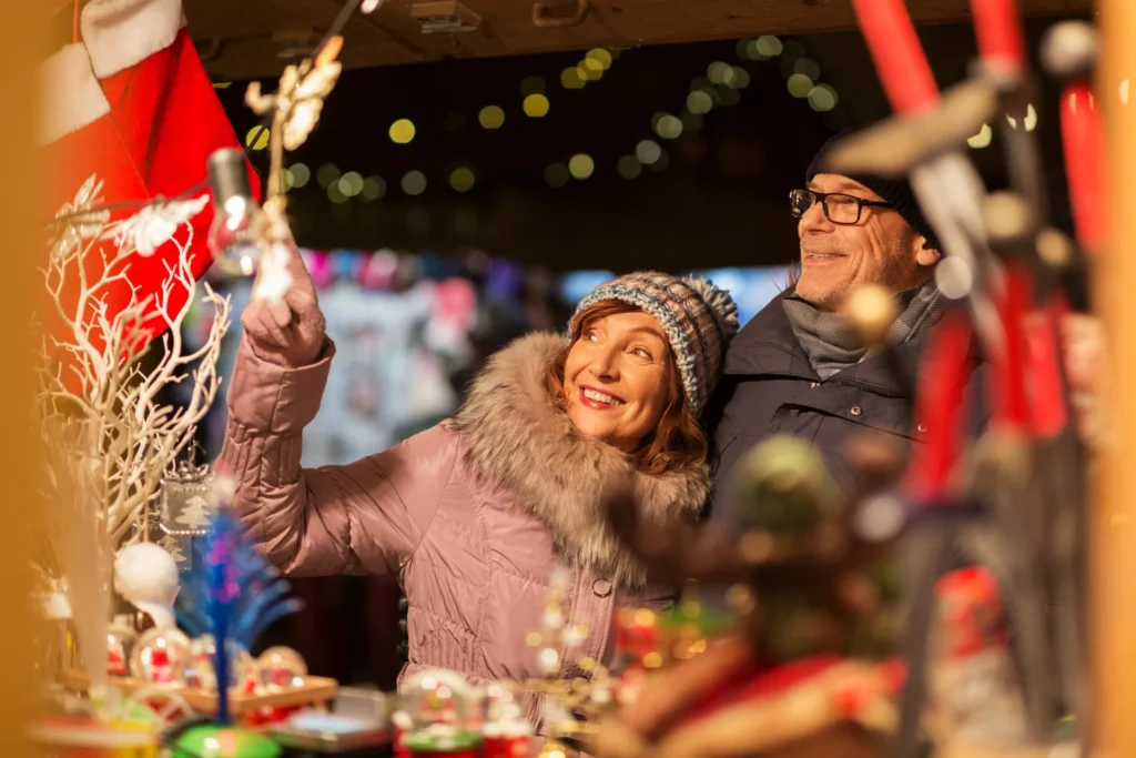Pareja comprando en mercadillo navideño