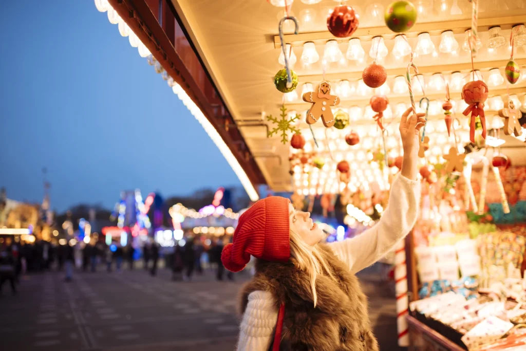 Chica joven eligiendo artículos de Navidad